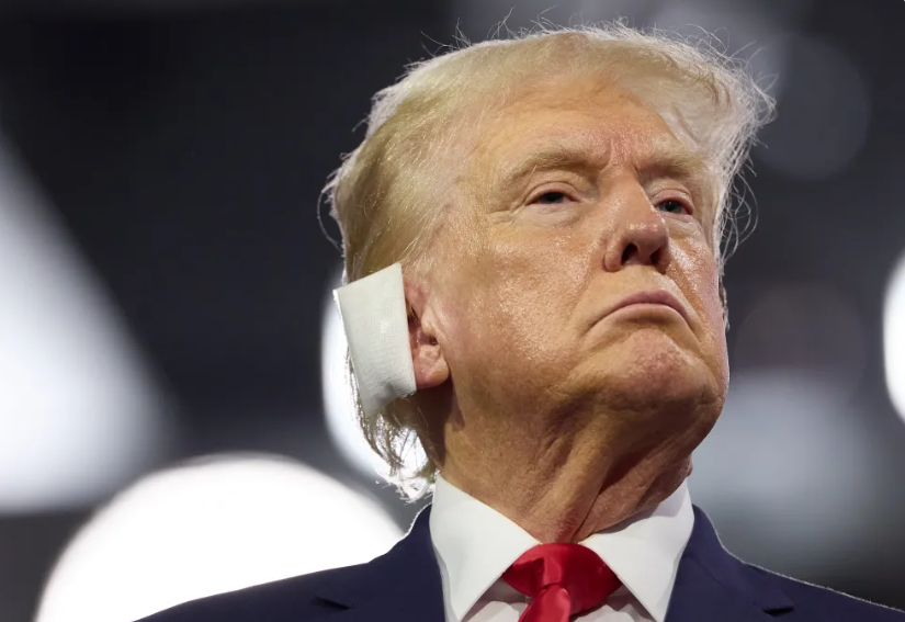 El candidato presidencial republicano Donald Trump con una gasa en la oreja