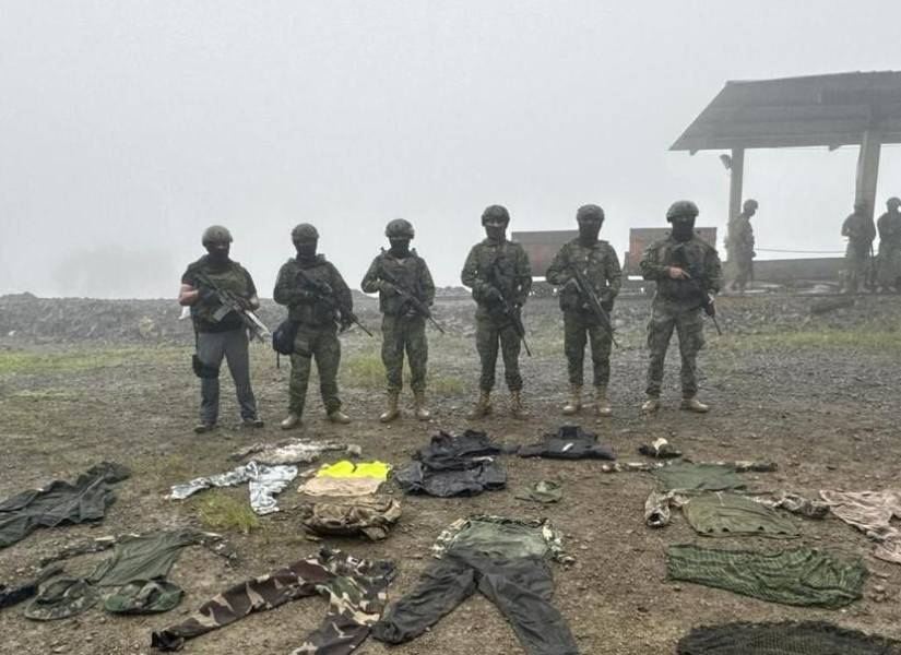 Foto de militares con uniformes hallados presuntamente usados por delincuentes, en Camilo Ponce Enríquez en la provincia de Azuay,