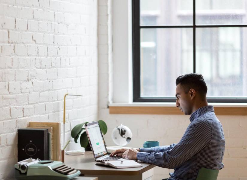 Imagen referencial de hombre haciendo teletrabajo.