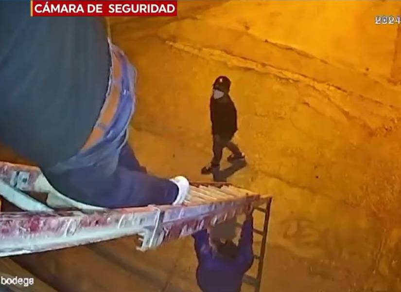 Hombre roban con escaleras en casa de Los Esteros.