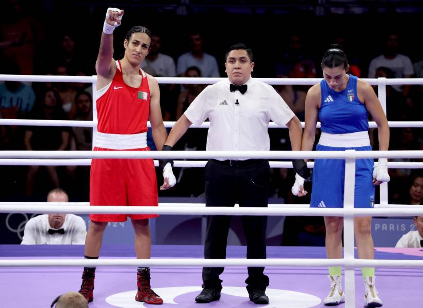 Imane Khelif (rojo) y Ángela Carini (azul)