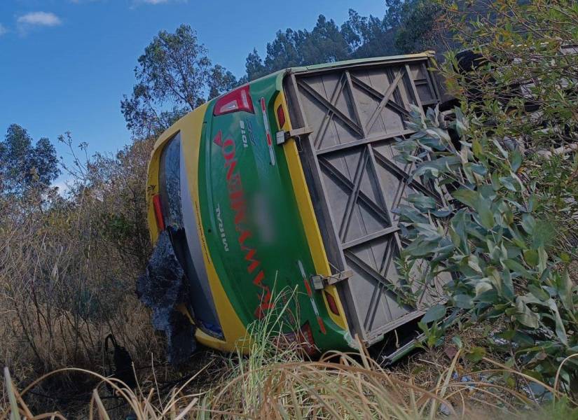 El bus siniestrado en la curva de la muerte de la vía Pifo-Papallacta.