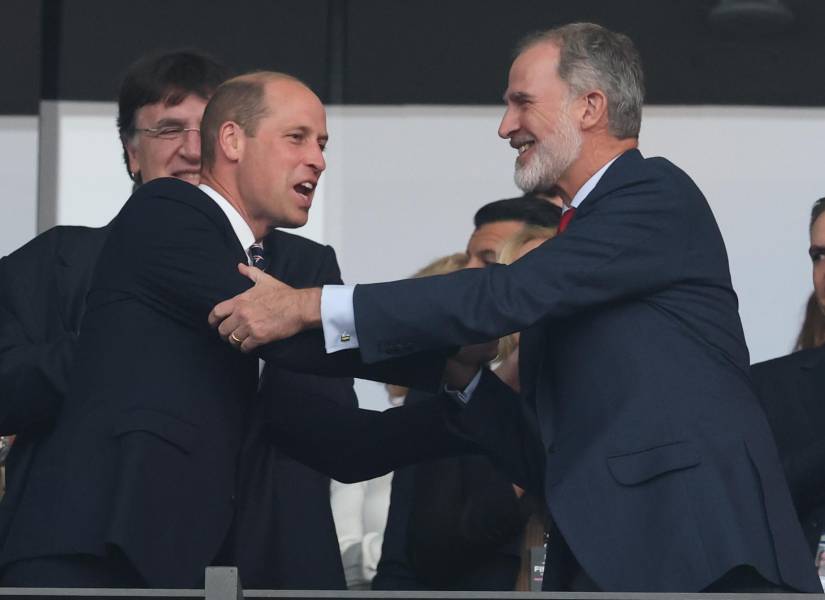 El príncipe William y el Rey Felipe saludando antes de que inicie el partido final de la Eurocopa 2024.