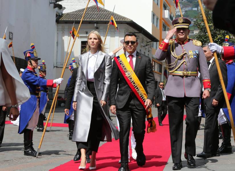 El presidente Daniel Noboa junto a su esposa Lavinia Valbonesi en su llegada a la Asamblea Nacional.