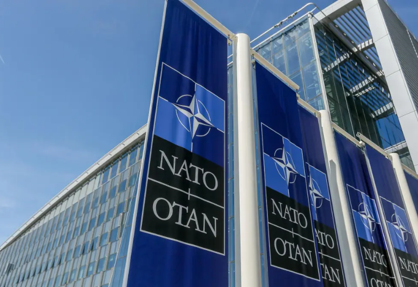 Carteles con el logo de la OTAN en la sede de Bruselas.