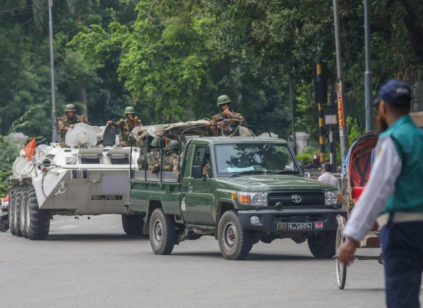 Soldados del ejército de Bangladés patrullan las calles de Daca, el 29 de julio de 2024