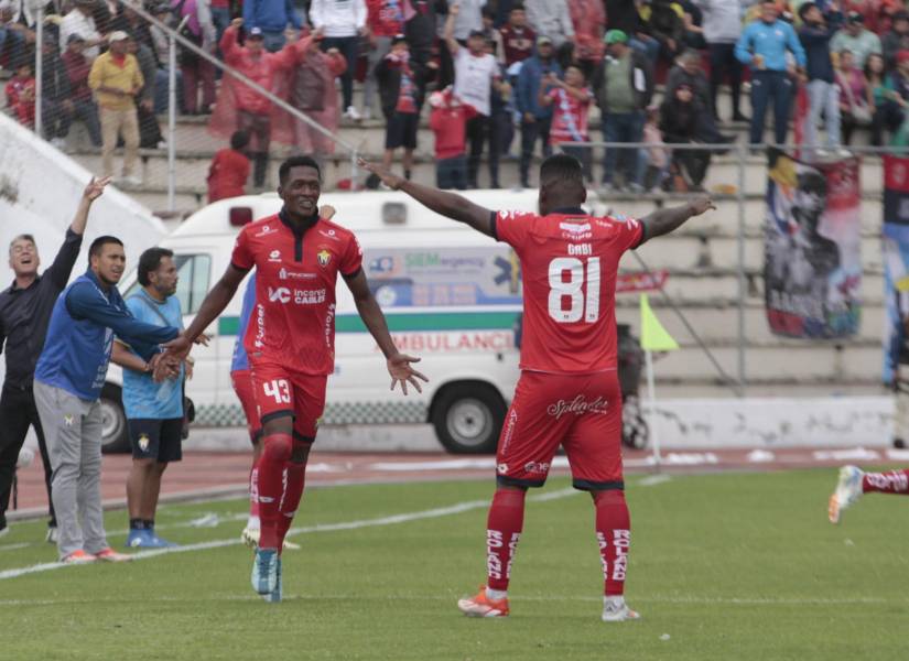 El Nacional enfrenta a Blooming en la Copa Libertadores.