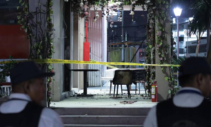 El atentado provocó daños en la parte externa del restaurante.