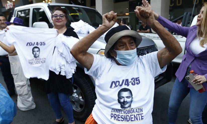 Imagen de simpatizantes de Daniel Noboa celebrando su paso a segunda vuelta, en el centro de Guayaquil.