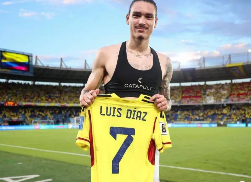 Darwin Núñez posando con la camiseta de su amigo luego de un intercambio.