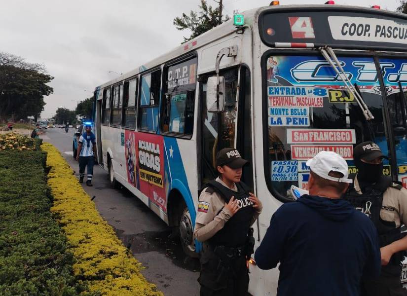 Policías se trasladaron a la Vía a la Costa donde se denunció que los buses operativos habían sido atacados.