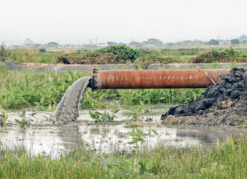 Los sedimentos extraídos del lecho del río son transportados hasta la zona de Peñón del Río, en Durán, donde son depositados en terrenos deshabitados.