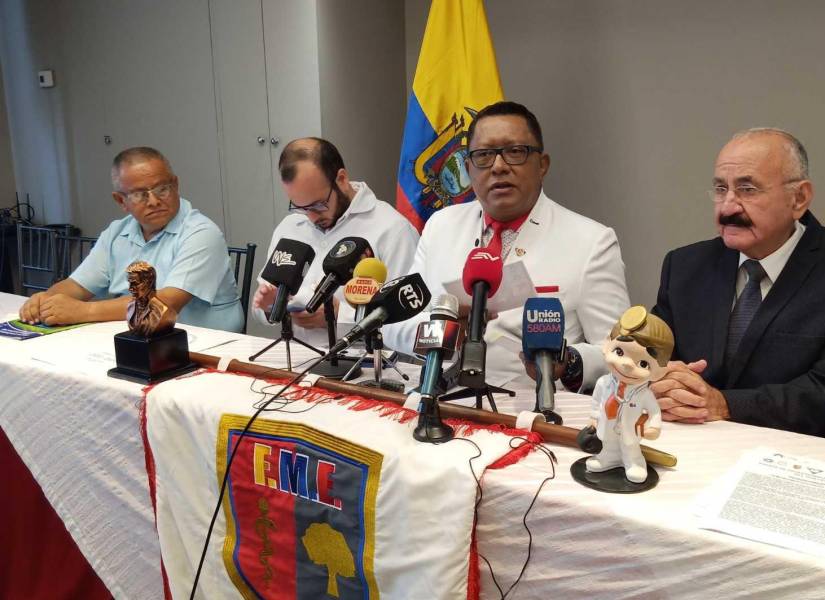 Wilson Tenorio durante una rueda prensa de médicos del país que exigen al Gobierno garantías para ejercer su profesión ante una serie de extorsiones, amenazas y asesinatos.
