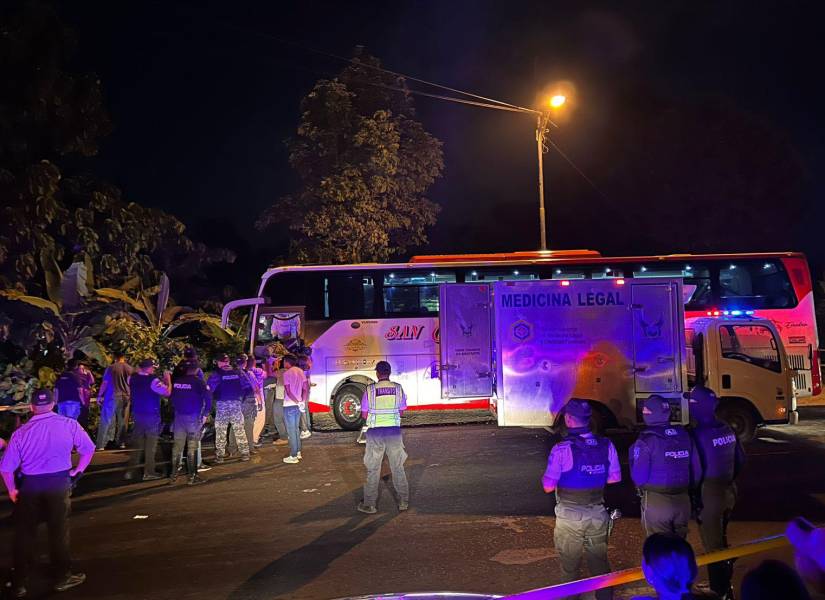 Los asesinos de cinco personas en un bus de la cooperativa San Cristóbal huyeron del sitio.