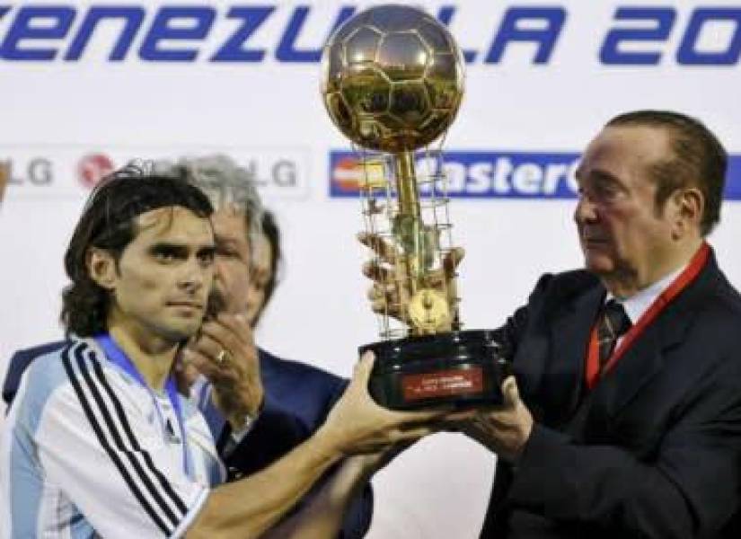 Copa Bolivia entregada a la selección de Argentina en la Copa América 2011.