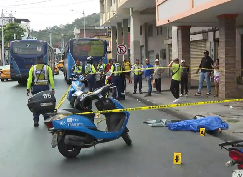 Una adulta mayor murió en el centro de Guayaquil tras caer de un bus en movimiento