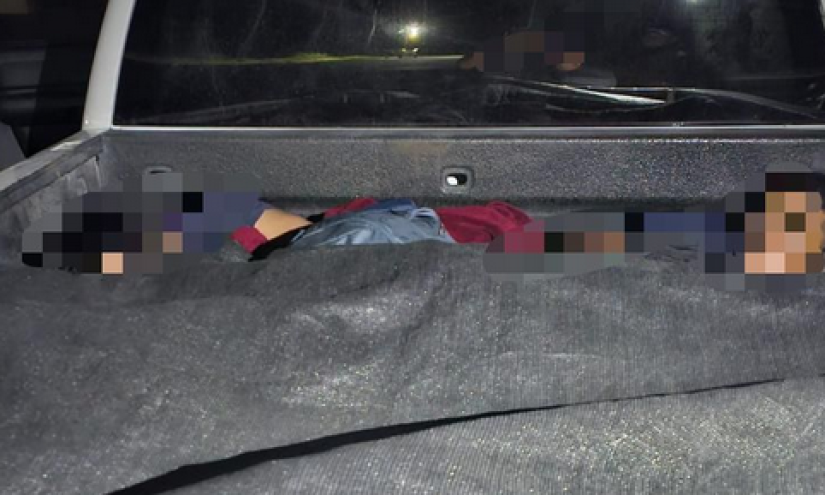 Un grupo de migrantes viajaba hacinado en el balde de una camioneta.