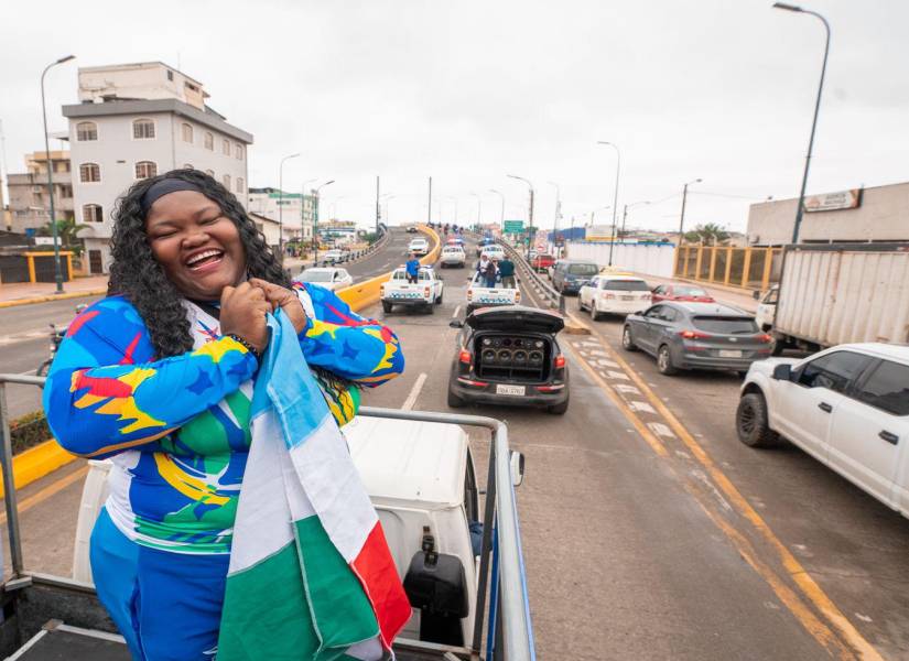 Lisseth Ayoví, atleta ecuatoriana, recibida en una caravana en Machala.