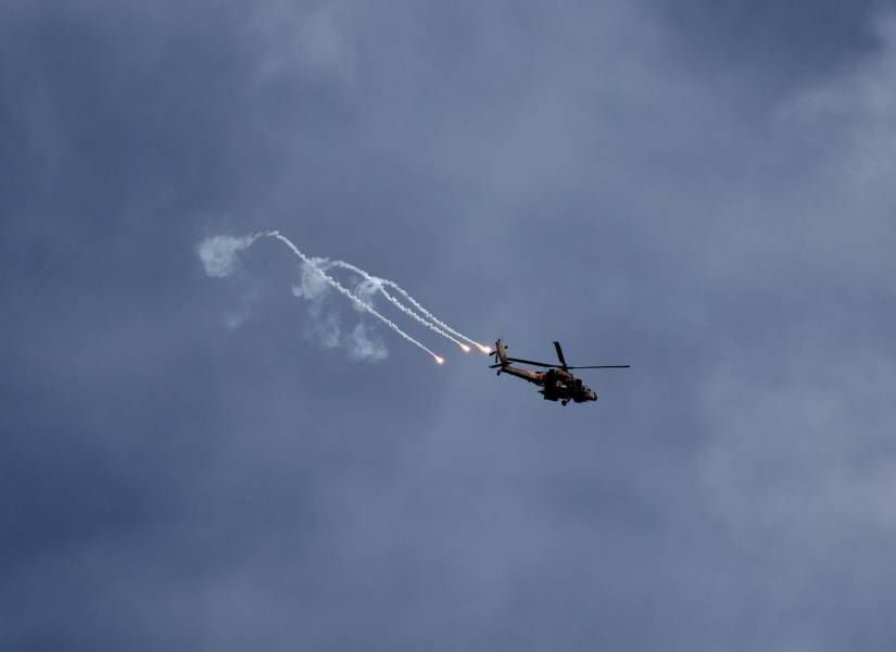 Un helicóptero bombardea territorio en Gaza visto desde la localidad de Nahal Oz en Israel.