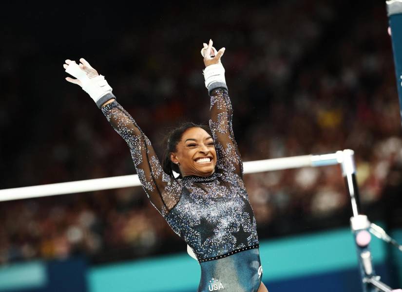 Simone Biles de EE. UU. después de realizar su actuación en las barras asimétricas.