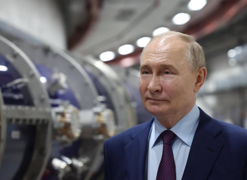 Presidente ruso, Vladímir Putin, visitando una instalación de colisionador de iones basada en Nuclotron