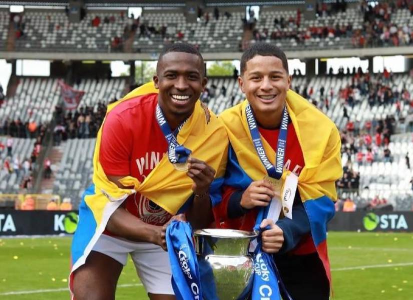 Willian Pacho quedó campeón de tres trofeos con el Royal Antwerp.