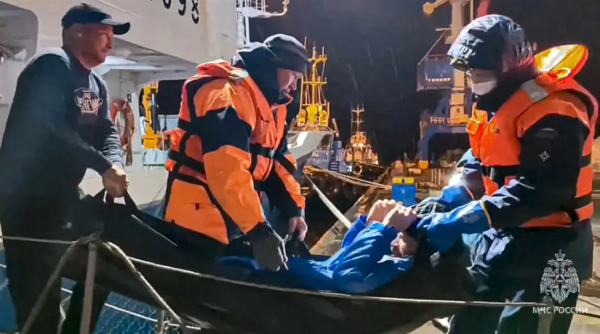 VIDEO | Hombre rescatado tras 66 días a la deriva en un bote inflable en el mar de Okhotsk, Rusia