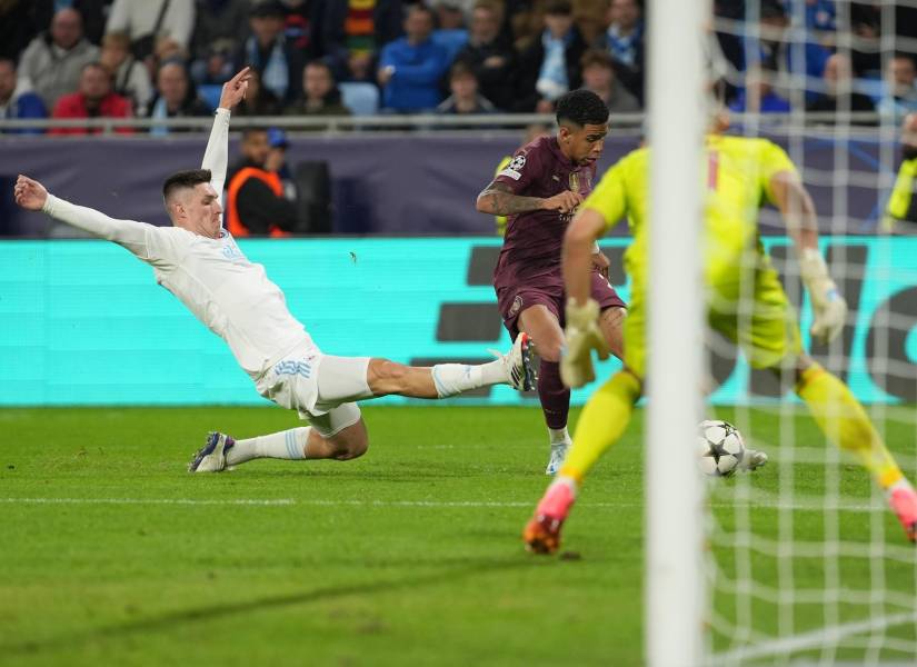 Savinho (C), del Manchester City, durante el partido de la segunda jornada de la UEFA Champions League que han jugado Slovan Bratislava y Manchester City en Bratislava, Eslovaquia.