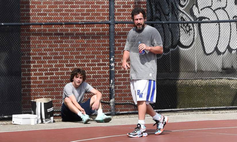 Adam Sandler y Timothée Chalamet jugando baloncesto en Nueva York. El par de actores protagonizó una película juntos en 2014, a partir de allí, la amistad pareció continuar.