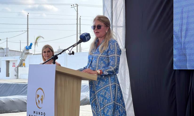 Imagen de Liliana Febres Cordero, hija de León Febres Cordero, durante la inauguración de la planta de tratamiento de Ambiensa.