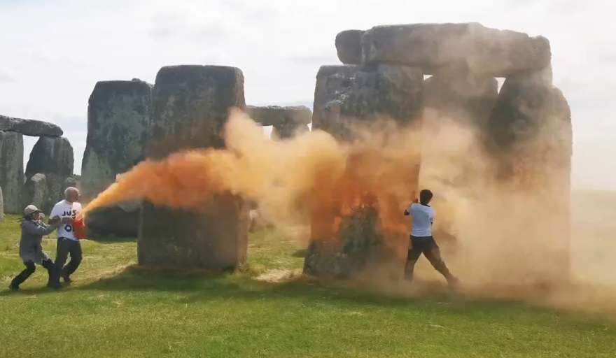 VIDEO | Dos ecologistas fueron detenidos por rociar pintura en el monumento de Stonehenge
