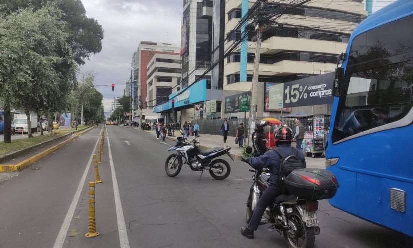 Cierre vial sobre la avenida Amazonas.