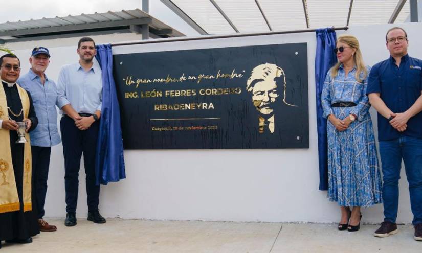 Aquiles Álvarez, Liliana Febres Cordero, y Stéfano Ferretti en la develación de la placa en honor al expresidente y exalcalde León Febres Cordero