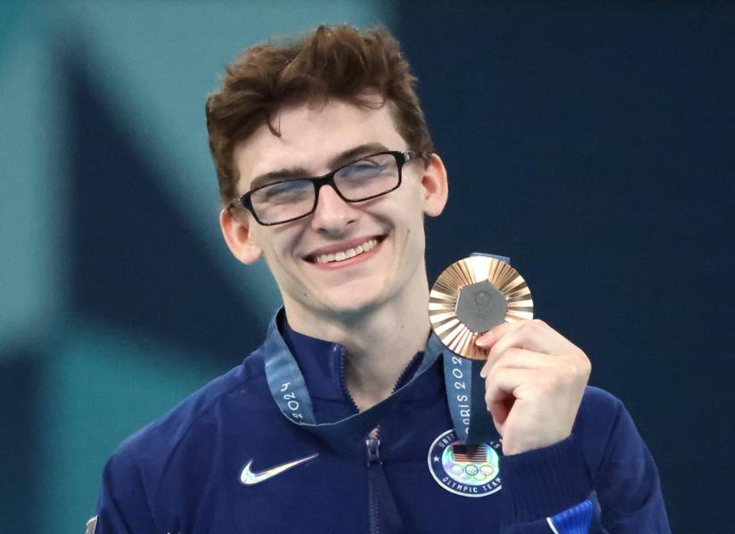 Stephen Nedoroscik, tercer ganador de la medalla de bronce de EE.UU., se presenta en el podio de la final del caballo Pommel masculino de las competiciones de gimnasia artística en los Juegos Olímpicos de París 2024, en el Bercy Arena de París , Francia, 3 de agosto de 2024.