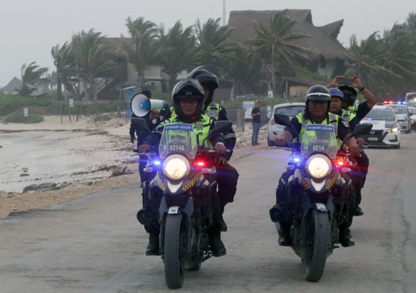 Agentes de México patrullan las playas debido a la aproximación del ciclón Beryl