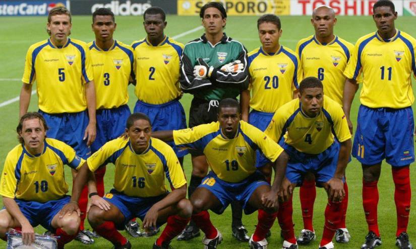 Once titular de la selección de Ecuador previo a un partido de la Copa del Mundo, en el 2002.