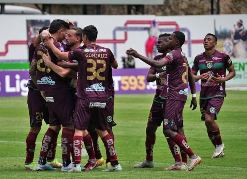 Jugadores de Mushuc Runa celebrando un gol.