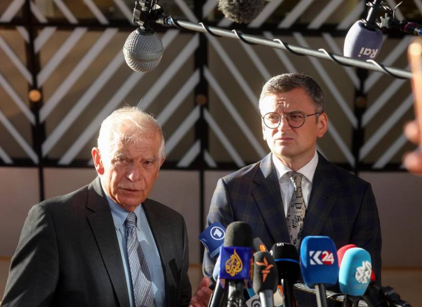 Dmytro Kuleba, ministro de Asuntos Exteriores de Ucrania, junto con el vicepresidente de la Comisión Europea, Josep Borrell