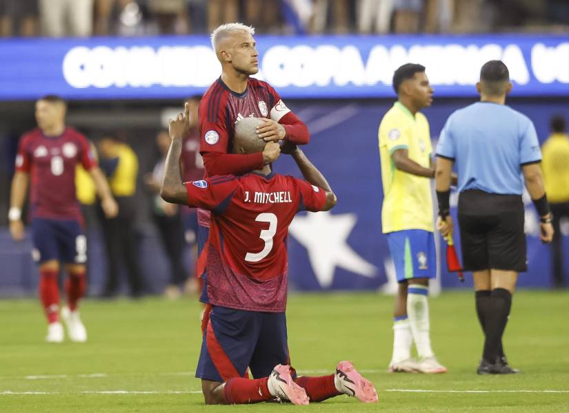 Jugadores de Costa Rica festejando el empate.
