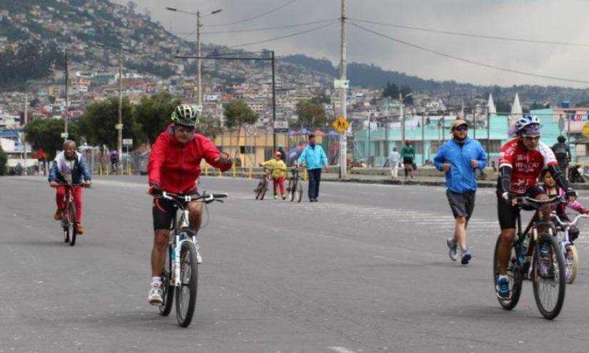 Los ciclistas, en el sur de Quito, disfrutan del Paseo Dominical.