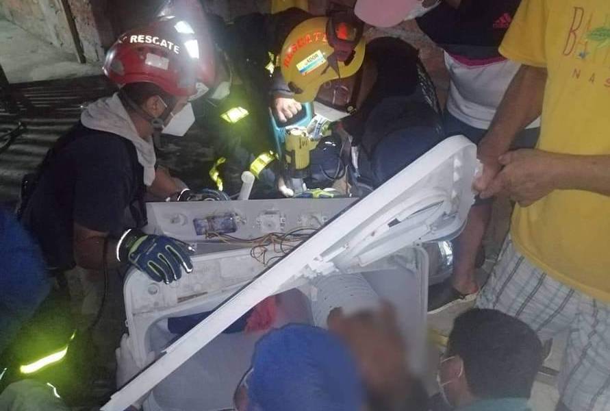 Bomberos de Manta rescatan a niña que se quedó atrapada en lavadora