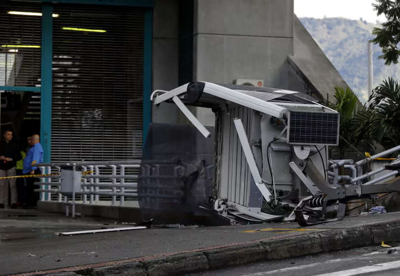 Cabina de Metrocable destruida después de caer al suelo