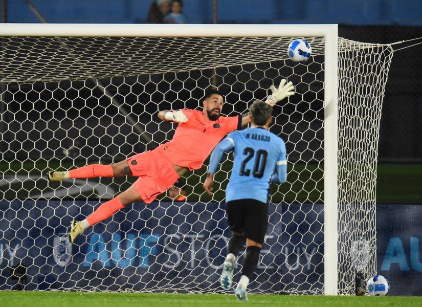 El arquero de Ecuador, Hernán Galíndez, se estiró y evitó un gol de tiro libre del uruguayo Federico Valverde.