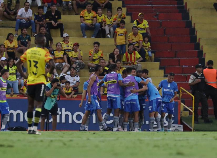 Jugadores de Macará celebrando el gol del empate parcial.