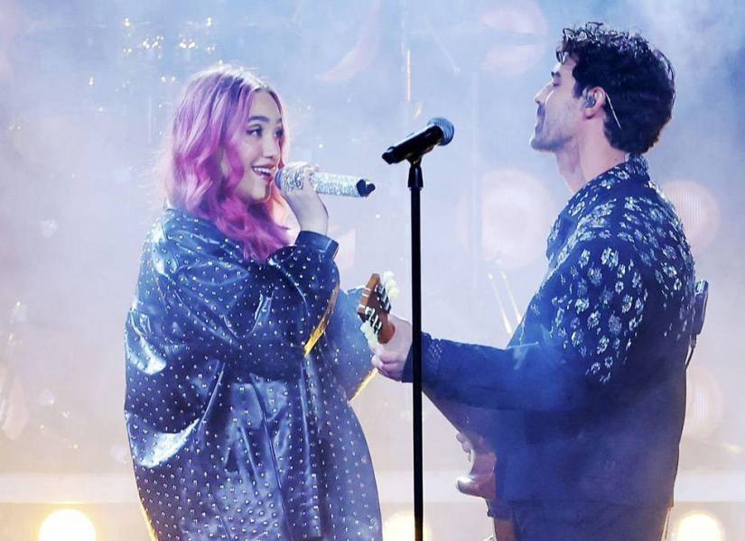 Fotografía de la cantante colombiana Ela Taubert y el icónico Joe Jonas