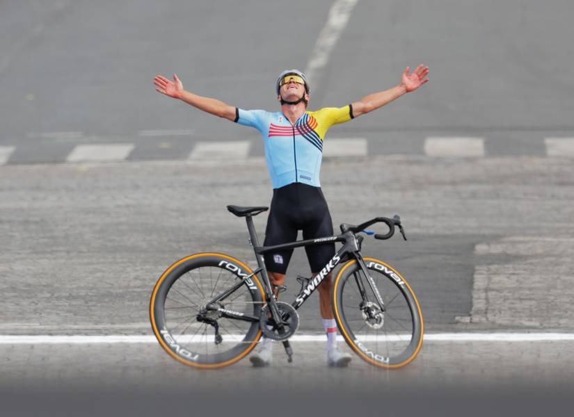 Remco Evenepoel celebra la victoria en la prueba de ruta en París 2024