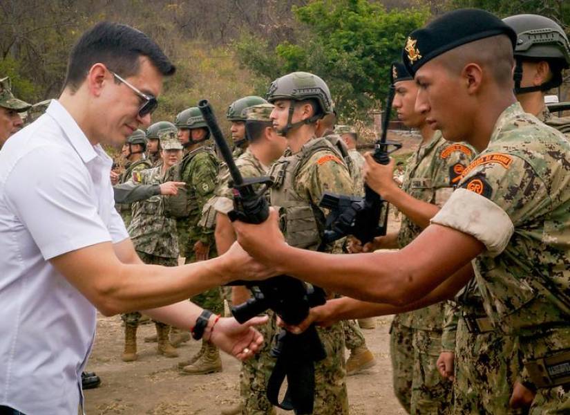 El jefe de Estado, Daniel Noboa, entrega un arma a un militar.