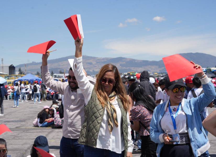 Quito rompe el Récord Guinness de más personas congregadas en un mismo lugar dibujando a la capital