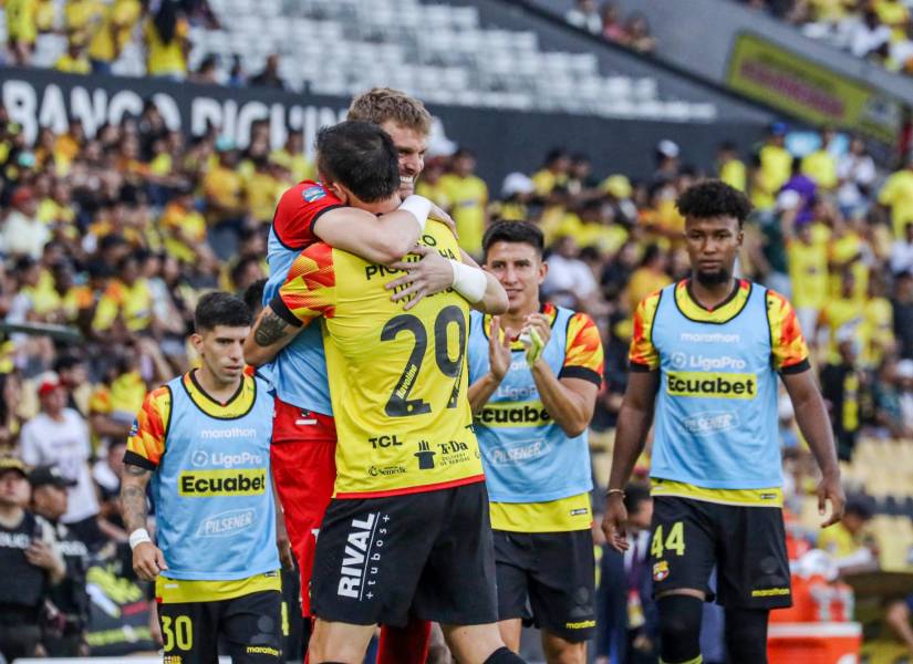 Javier Burrai celebró con Octavio Rivero el primer gol de Barcelona SC.