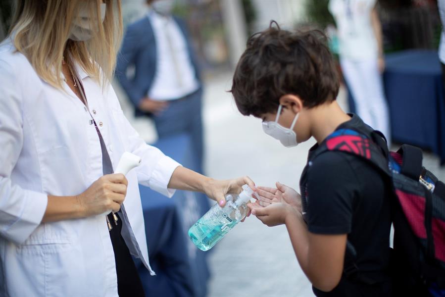 Niños con covid-19 presentan con más frecuencia fiebre y tos que con la gripe